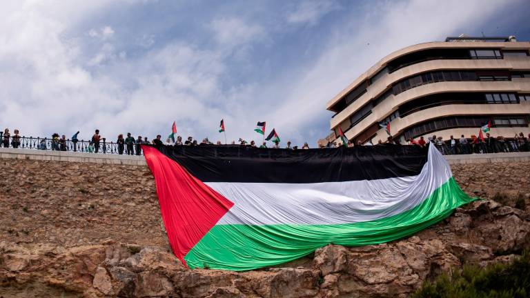 Tarragona despliega una gran bandera palestina en el Balcó del Mediterrani $!Tarragona despliega una gran bandera palestina en el Balcó del Mediterrani