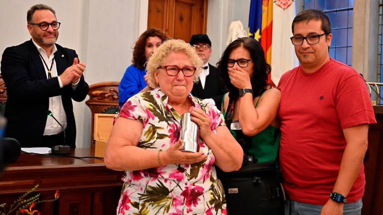 Dolors, dona del fotògraf Carles Busquets, i els seus dos fills, recollint el Tro de Festa 2024. FOTO: Alfredo González $!Dolors, dona del fotògraf Carles Busquets, i els seus dos fills, recollint el Tro de Festa 2024. FOTO: Alfredo González