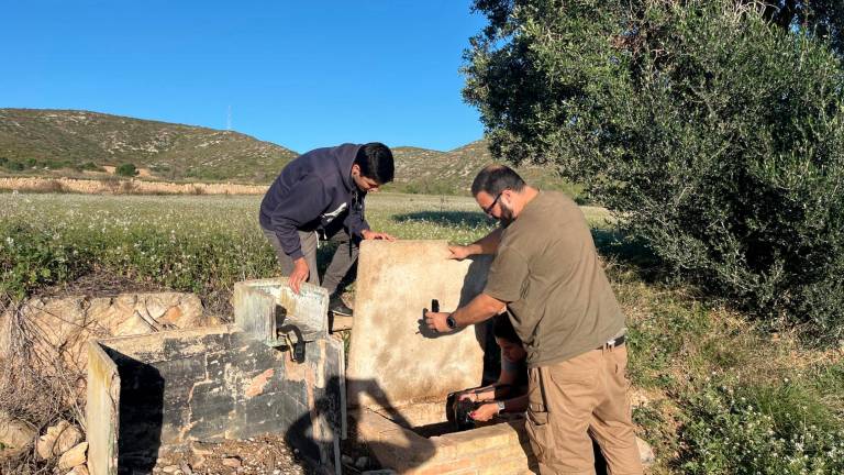Miembros del CREAC y del IBE (Institut Bioogia Evolotiva) rescatan ejemplares caídos a pozos. $!Miembros del CREAC y del IBE (Institut Bioogia Evolotiva) rescatan ejemplares caídos a pozos.