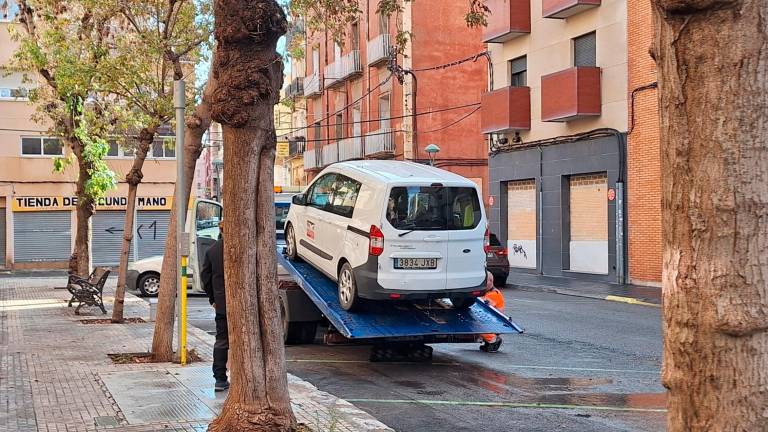 La grúa se lleva el coche de José Luis Rodríguez, vecino de la Part Baixa. Foto: Norián Muñoz $!La grúa se lleva el coche de José Luis Rodríguez, vecino de la Part Baixa. Foto: Norián Muñoz