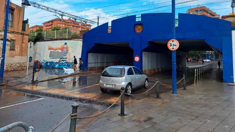 El puente de entrada al Serrallo se ha puesto en funcionamiento a primera hora de la mañana. Foto: Norián Muñoz $!El puente de entrada al Serrallo se ha puesto en funcionamiento a primera hora de la mañana. Foto: Norián Muñoz