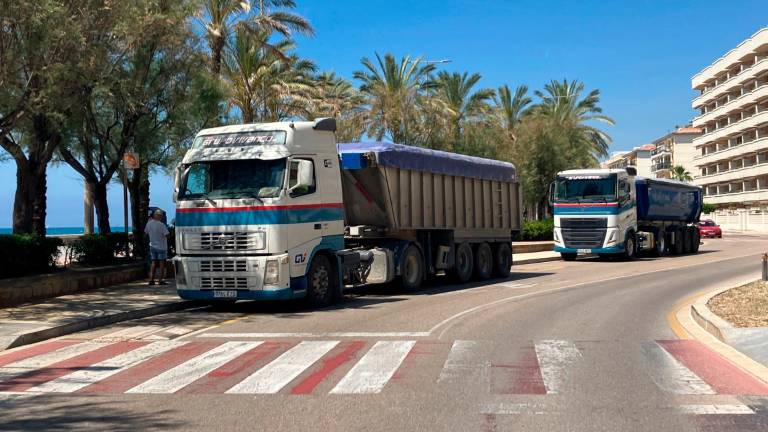 Los camiones con la arena van por la vía pública. FOTO: JMB $!Los camiones con la arena van por la vía pública. FOTO: JMB