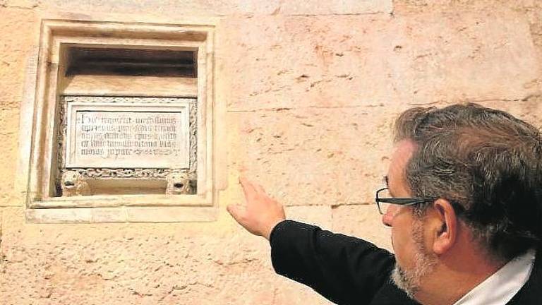 Andreu Muñoz, director del Museu Diocesà, assenyalant l’arqueta funerària on una inscripció assegura que contenia les despulles del tarragoní sant Cebrià. $!Andreu Muñoz, director del Museu Diocesà, assenyalant l’arqueta funerària on una inscripció assegura que contenia les despulles del tarragoní sant Cebrià.