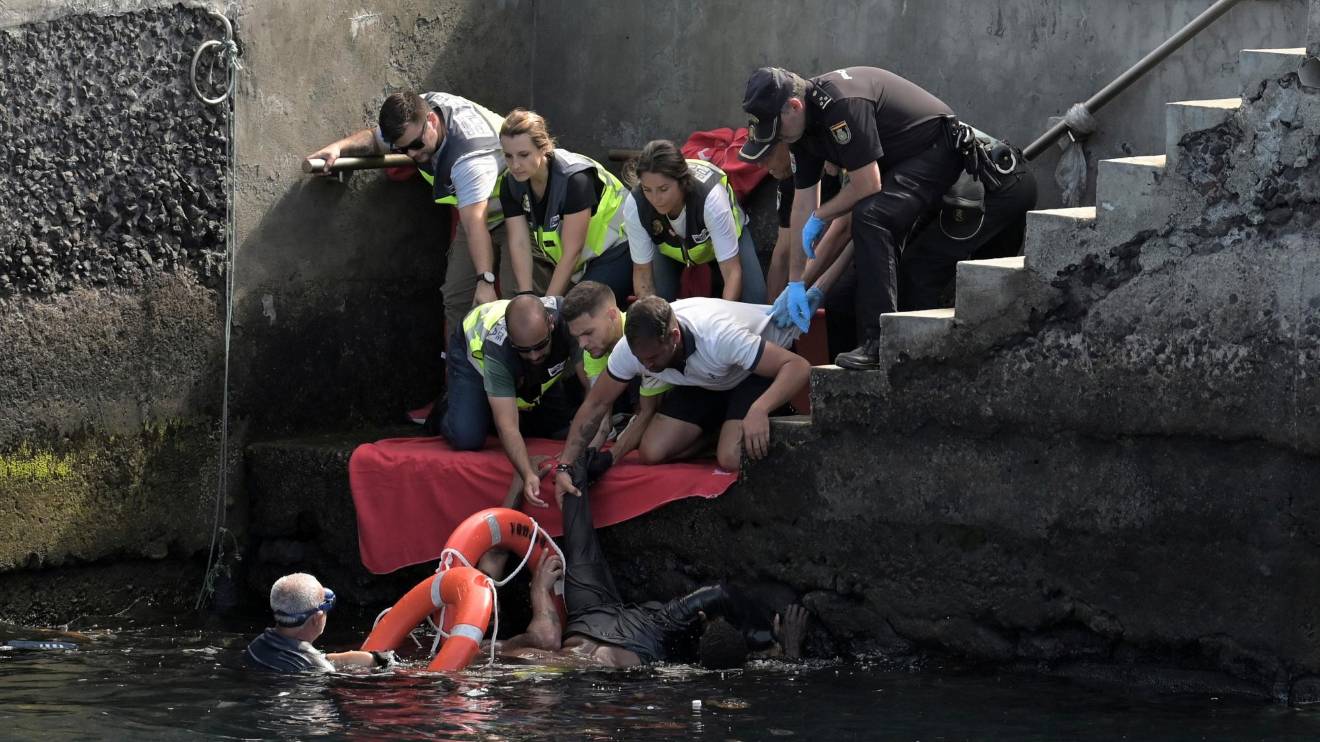 El cayuco llevaba unos 160 ocupantes y ha volcado en el Puerto de El Hierro. FOTO: EFE