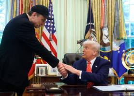 Tanto Trump como Musk destacan por su estilo comunicativo directo, sin filtros, y por hacer anuncios o emitir opiniones a través de redes sociales, a menudo en tiempo real y sin previa confirmación institucional. Foto: EFE
