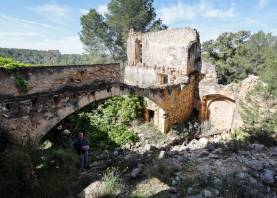 Apenas resiste el arco principal del Mas dels Arcs o Mas de l’Àngel. FOTO: PERE FERRÉ