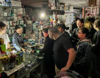 La ciutadania s’ha afanyat a comprar bateries i llanternes. Foto: Alfredo González