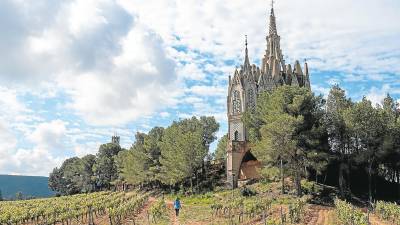 Vista del santuario desde las viñas que lo rodean. FOTO: S. García