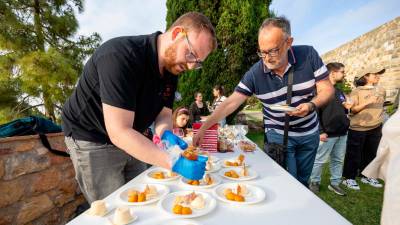 Marc García prepara los dulces que podían comerse en la antigua Roma. foto: Marc Bosch