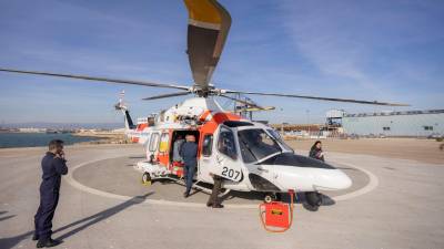 El helicóptero Helimer, con base en el Aeropuerto de Reus, hizo un aterrizaje de demostración en el Port de Tarragona. Foto: Àngel Ullate