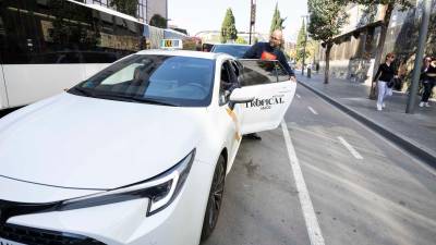 Los taxistas de Tarragona esperando en la parada de Pere Martell. Foto: Àngel Ullate