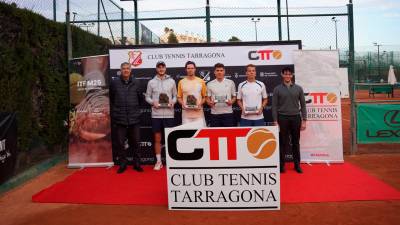 Ganadores y finalistas en la entrega de trofeos. FOTO: CTT