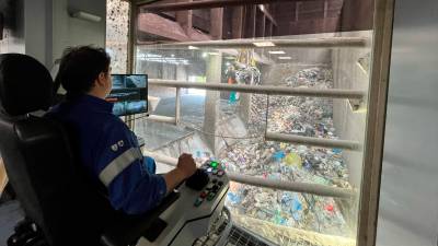 El operario maneja un pulpo para mover el resto en la fosa para que quede más homogéneo. Foto: Mancomunitat per a la Gestió Integral de Residus Urbans