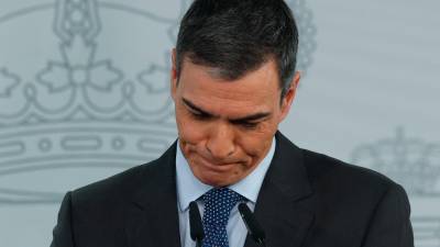 El presidente del Gobierno, Pedro Sánchez, ofrece una reunión tras las reuniones que ha mantenido este jueves, con los diputados, Cristina Valido de Coalición Canaria, Néstor Rego del BNG, Ione Belarra de Podemos y Alberto Catalán de UPN, en el Palacio de la Moncloa, en Madrid. Foto: EFE