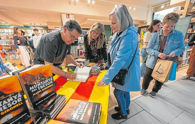 Martí Gironell firmando en La Casa del Llibre de Tarragona. foto: marc bosch