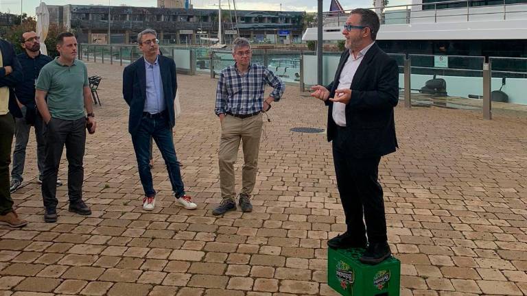 Saül Garreta dona la benvinguda, dalt una caixa de cervesa, als participants en un Networking. foto: Port