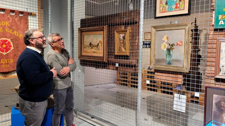 A l’esquerra, el regidor de Cultura, Daniel Recasens, al Museu Salvador Vilaseca, amb peces que ha rebut el Museu de Reus durant el 2024. FOTO: Aj. de Reus