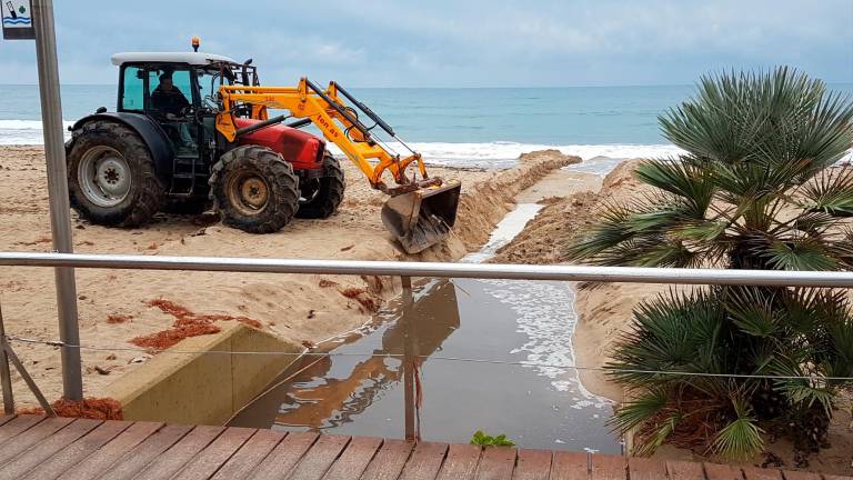 El Ayuntamiento ha detectado presencia de la bacteria E. coli en las aguas que bajan por el barranco. Foto: e. c.