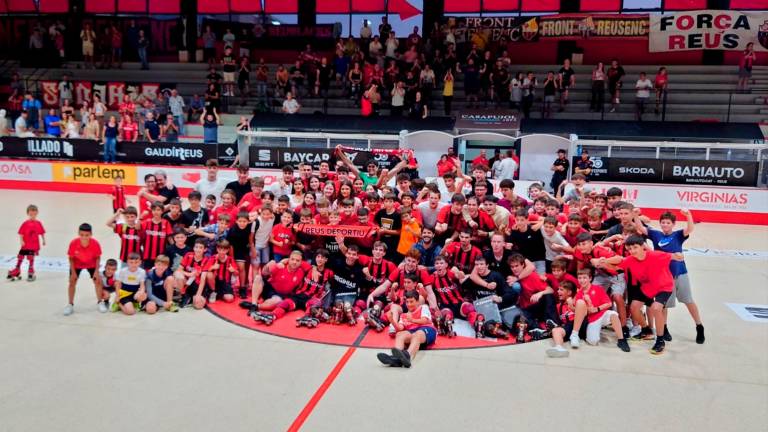 La plantilla del filial del Reus celebra el ascenso. foto: reus deportiu