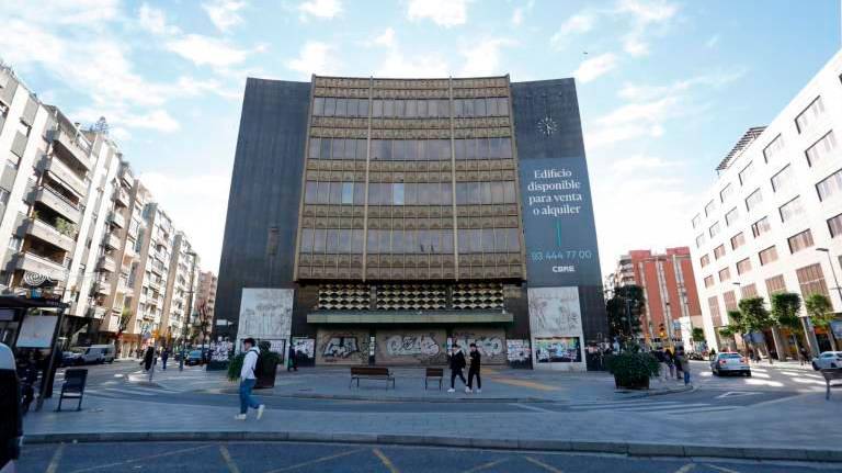 El edificio está en venta desde el pasado mes de junio y habría varias ofertas encima de la mesa. Foto: Pere Ferré