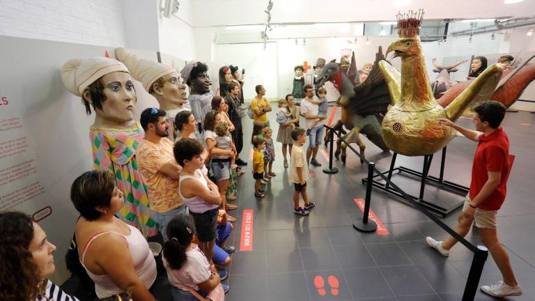 Imatge d’aquest estiu de l’interior de la Casa de la Festa, durant una visita prèvia a les festes de Sant Magí. foto: Pere Ferré