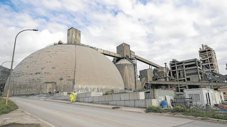 Cemex Alcanar cuenta con tres líneas de horno para producir clínker. Foto: Joan Revillas