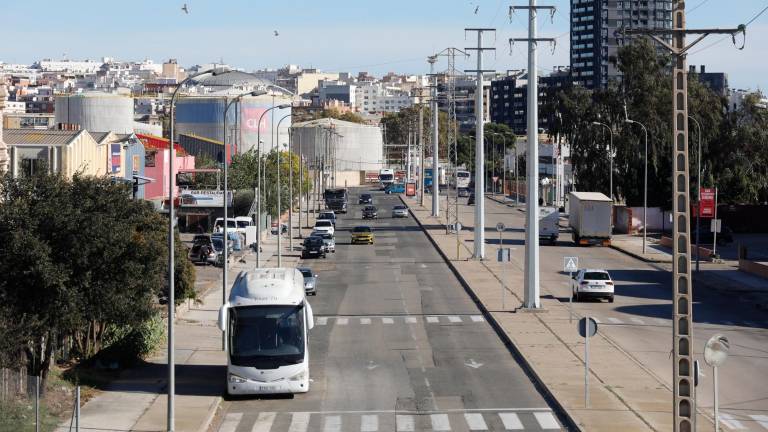 La ciudad quiere el traslado de la CLH, que ahora mismo condiciona el futuro de todo este entorno. Foto: Pere Ferré
