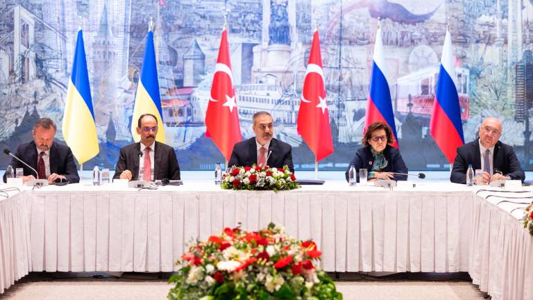 El ministro turco Hakan Fidan (C) asistiendo a la reunión de las delegaciones ucraniana y rusa en la Oficina Presidencial en Estambul, Turquía. Foto: EFE