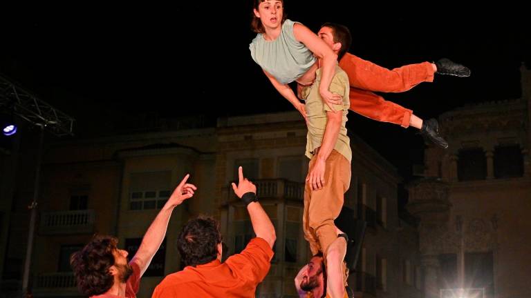 Les acrobàcies han distingit l’espectacle a la Plaça Mercadal. Foto: Alfredo González