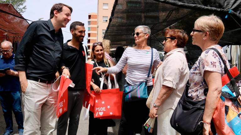 El candidato del PSC, Javi López, el pasado viernes en el mercadillo de Sant Pere i Sant Pau. Foto: ACN