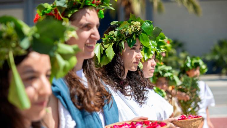 Actrices participantes en la procesión en honor a la diosa Isis en el Moll de Costa. Foto: Marc Bosch