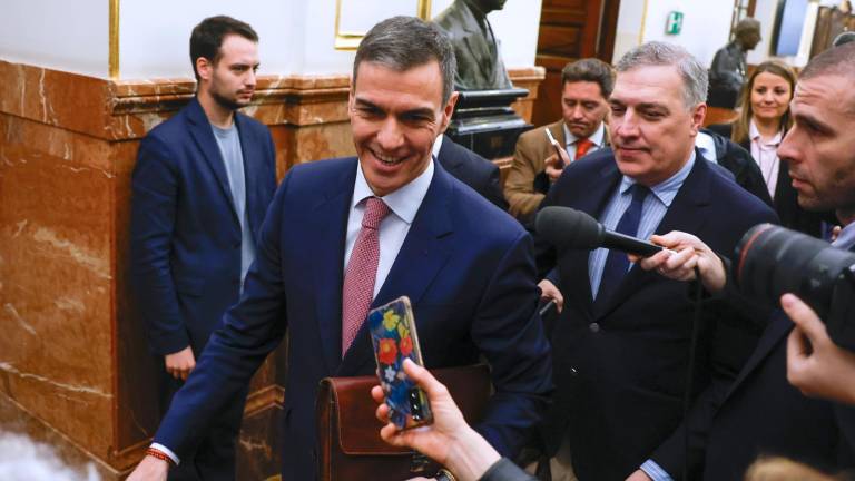 El presidente del Gobierno, Pedro Sánchez atiende a los medios tras participar en la sesión de control al Ejecutivo, este miércoles. Foto: EFE