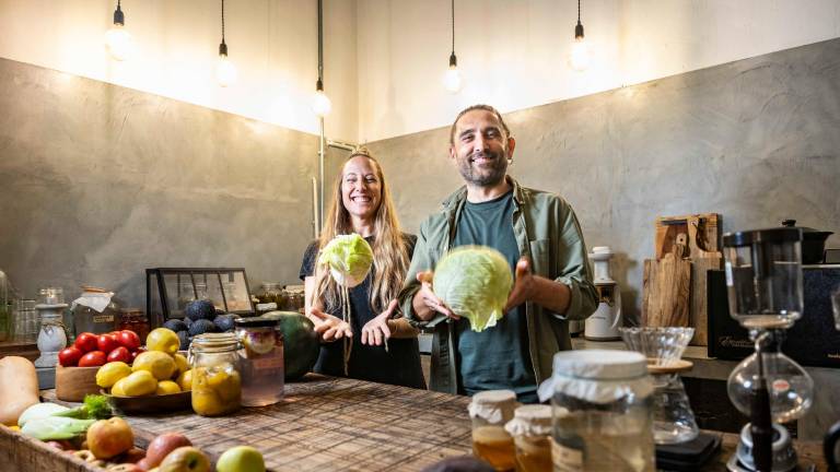 Mon Navarro y Ferran Soler: de la enfermería a la gastronomía especializada en alimentos ‘plant-based’. Foto: Àngel Ullate