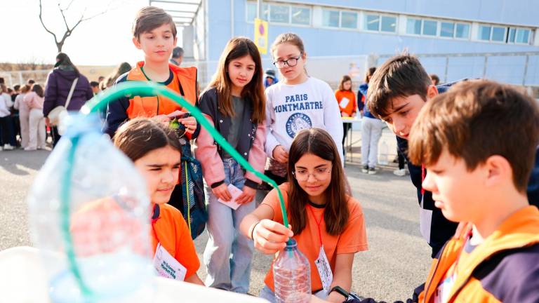 Uno de los experimentos consistía en bombear agua de una botella a otra mediante un tubo. Foto: Alba Mariné