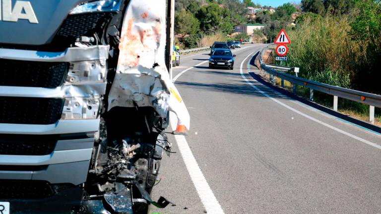 Imagen de un camión con daños en un accidente de tráfico de la provincia de Tarragona. Foto: ACN