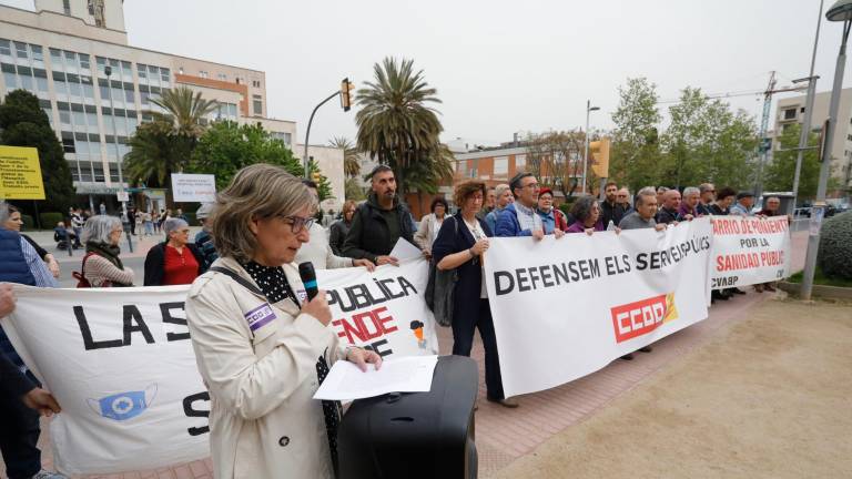 Unas 40 personas se concentraron ante las instalaciones del Hospital Joan XXIII. FOTO: Pere Ferré