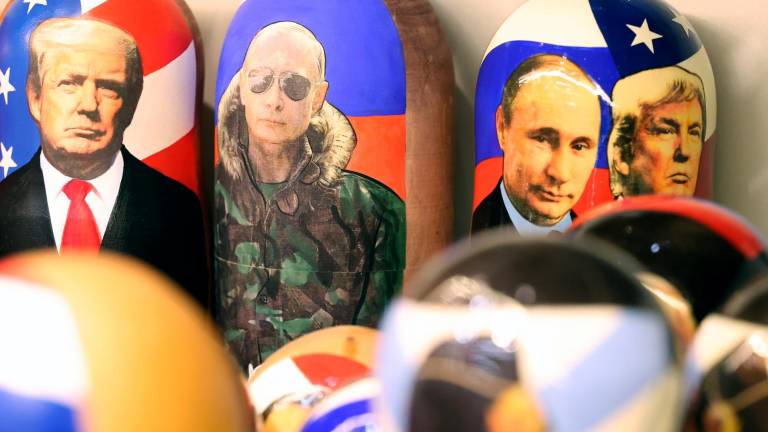 Las tradicionales muñecas rusas con imágenes de Trump y Putin. Foto: EFE