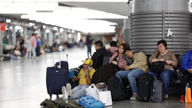 Imagen de la estación de tren de Atocha, en Madrid, donde cientos de pasajeros han pasado la noche. Foto: EFE/Rodrigo Jiménez