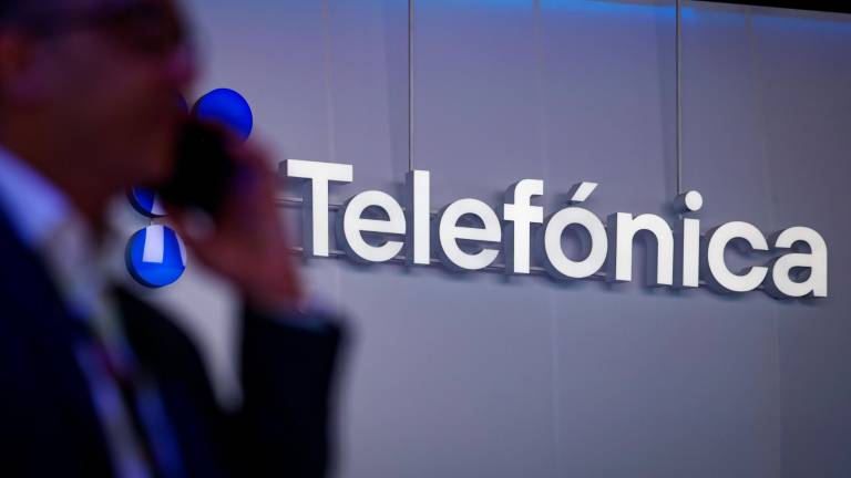 Un asistente al MWC delante del logo de Telefónica. Foto: ACN
