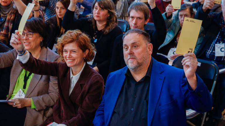 El lider de ERC, Oriol Junqueras, y la secretaria general del partido, Elisenda Alamany, participan en el 30º Congreso Nacional de Esquerra Republicana de Catalunya que se celebra este sábado en Martorell, después de que Junqueras retomara la presidencia del partido el pasado diciembre. En este cónclave se debate la ponencia política y la ponencia estatutaria del partido. Foto: EFE
