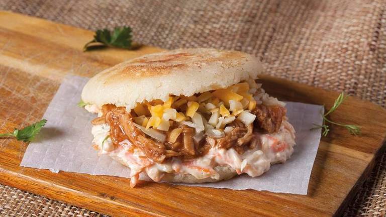 $!LIMA &amp; MANGO: Arepa marranita (Arepita de pulled pork cocinado a baja temperatura con ensalada de col y zanahoria)