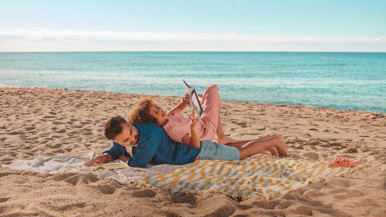 ‘Llegir, al centre dels teus plans’ invita a leer en verano, ya sea en la playa, la montaña o el transporte público. FOTO:CEDIDA