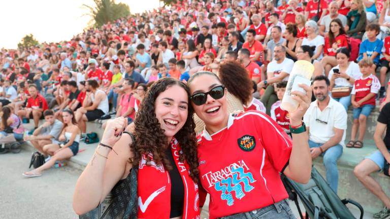 Los aficionados granas se han desplazado hasta el Parc Francolí para seguir al Nàstic en la pantalla gigante. Foto: Àngel Ullate