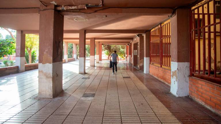 El acceso a las escaleras de uno de los bloques en los que se actuará. Foto: Marc Bosch