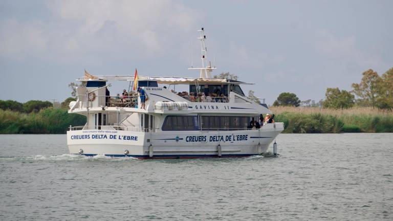 Un vaixell turístic navegant per la desembocadura de l’Ebre. FOTO: Joan Revillas