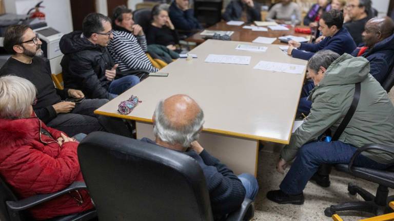 El concejal de barrio, Guillermo García, se reunió ayer con los vecinos. foto: àngel Ullate