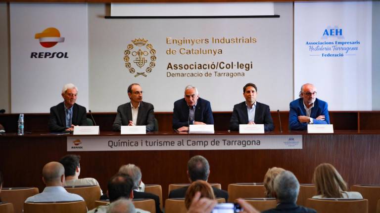 De izq. a dcha., el presidente del Col·legi d’Enginyers Industrials, Fernando Torres; el director del complejo de Repsol en TGN, Javier Sancho; el delegado del Govern, Àngel Xifré; el presidente de la AEHT, Francesc Pintado; y el chef del restaurante ‘Les Moles’, Jeroni Castell. Foto: Ángel Ullate
