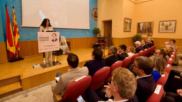 Ana Barrero, directora de la Fundació Cultura de Pau, durant la seua conferència. Foto: J. Revillas