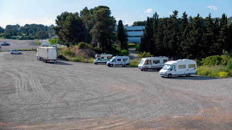 Uno de los solares con más caravanas se encuentra cerca de la ITV, en L’Arrabassada. Foto: Marc Bosch
