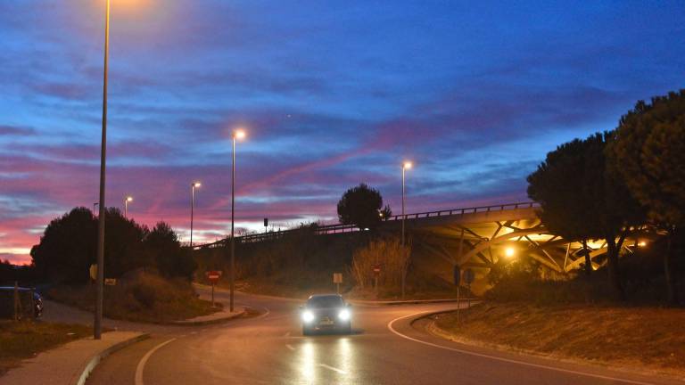 Un coche circulando por la rotonda de Bellissens. Foto: Alfredo González
